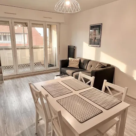 2 Bedrooms Seaside, Wifi & Linen, Equipped Kitchen *